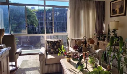 Apartamento com amplos janelões