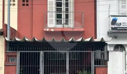 Ótimo Sobrado para fins comerciais ou residenciais. Clinicas, Consultórios e Escritórios. Imóvel Ideal!