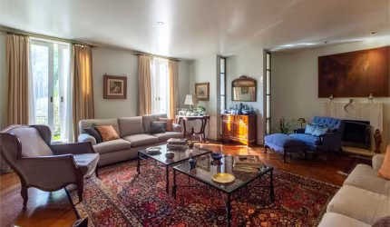Casa neoclássica no Jardim Paulista com 4 suítes