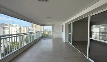 Apartamento à venda com 3 suítes na Vila Gumercindo - SP