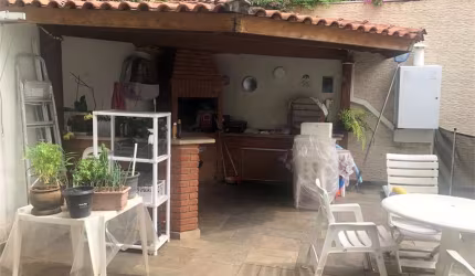 4 SUÍTES E 4 VAGAS PISCINA