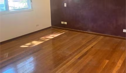 Sobrado a venda com 4 suítes, 2 vagas e 258m² em Moema