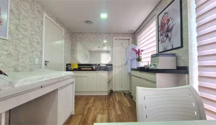 Sala comercial com 68m², 3 banheiros, recepção, 2 consultórios, 2 vagas em frente ao metrô Paraíso.