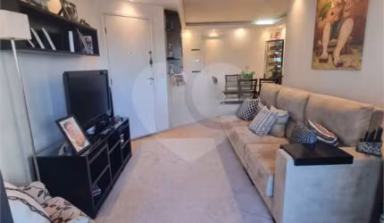 Apartamento à venda de 105 m² na Chácara Klabin com 3 quartos sendo 1 suíte, 2 vagas e depósito.