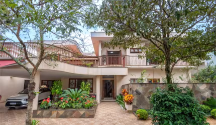 Casa de condomínio  com 440m² com 5 suítes quintal e 4 vagas