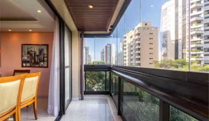 Apartamento à Venda no Campo Belo - 144m² 1 Suíte 3 Quartos 2 Vagas com Lazer