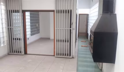 Casa residencial ou comercial reformada com 6 salas amplas + 2 vagas  !!!