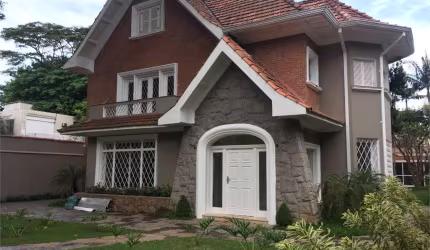 Casa maravilhosa, estilo Normando, construção antiga, porém inteira reformada,