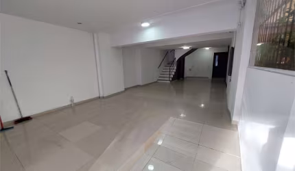 Amplo salão comercial, com dois banheiros, cozinha com coifa, com grande fluxo de carros e pedestres