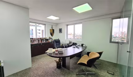 Sala comercial de 438,77m², 9 banheiros, 12 vagas, próxima ao metrô em Moema