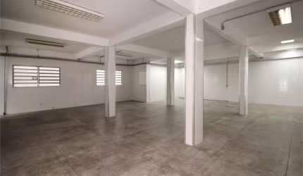 Prédio comercial com 3 pavimentos