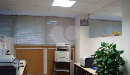 Prédio comercial próximo à Av. Pompéia