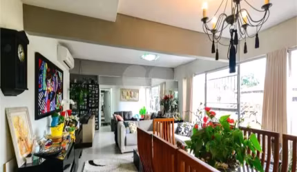 Apartamento mobiliado, ótima localização e pronto para morar em MOEMA.