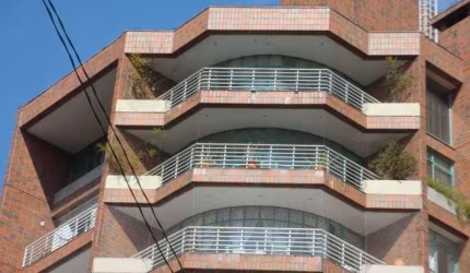 O prédio possui apenas 8 andares, sendo um apartamento por andar