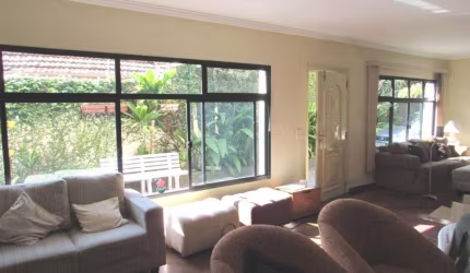 Casa tipo sobrado com 04 dormitórios e 03 suítes no Planalto Paulista.