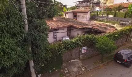 CASA VELHA COM ÓTIMO TERRENO COM 13 METROS DE FRENTE E DE ESQUINA PODE SER RESIDENCIAL OU COMERCIAL