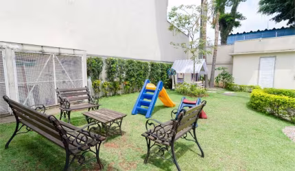 Casa mobiliada com 3 dorm, sendo 1 suíte, sala 2 ambientes, 3 vagas de estacionamento.