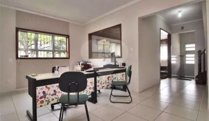 Casa comercial à venda no Jardim Paulista com 261m² de terreno e 4 vagas de garagem