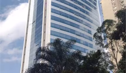Conjunto comercial composta de 2 salas totalizando 260 M2 e 8 vagas.