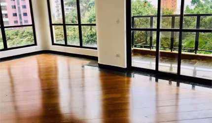Apartamento no Bosque da Saúde com 4 dormitórios.