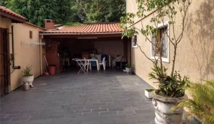 Casa de Vila na Freguesia do Ó - Casa de Vila no Largo da Matriz