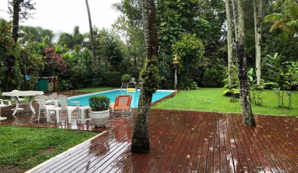 Linda casa com 4 suítes, 5 vagas, piscina ao lado da praia de Pernambuco!