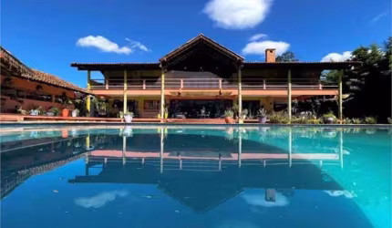 Mansão com 5 suítes, 16 vagas em lote de 3.782m² no Condomínio Jardim Mediterrâneo em Cotia