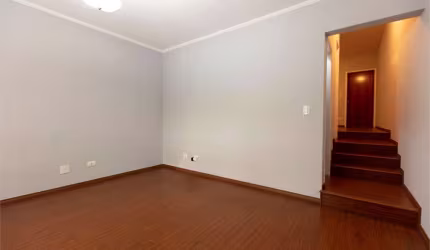 CASA COM 03 SUÍTES, 02 SALAS, COZINHA COM DESPENSA, 01 VAGA - METRÕ SACOMÃ.