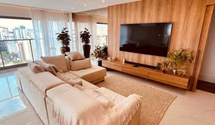 Apartamento com 3 suítes em Moema