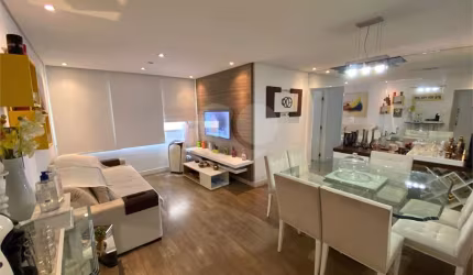 Apartamento em Moema com 95 m2, 3 quartos (1 suíte), sacada e 1 vaga