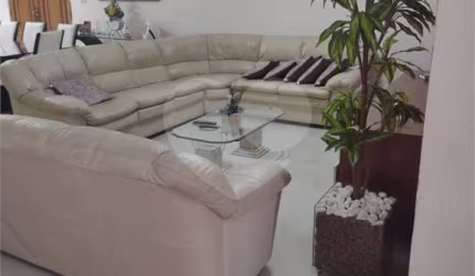Sobrado com 4 Dorm. 3 Suítes, Sala com 3 ambientes, Piscina aquecida, Sauna e Vaga para 9 carros.