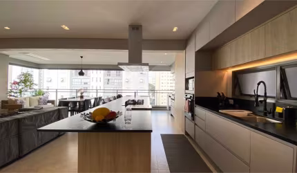Apartamento com 158m², varanda gourmet em um dos melhores condomínios de Moema