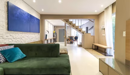 Sobrado à venda com 240m², 3 quartos, 1 suítes e 2 vagas