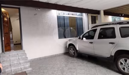Sobrado Lindo. Com 3 Dormitórios, Garagem para 2 carros, Dependências de Empregados. Reformada.