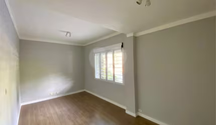 Apartamento no térreo com quintal no Jardim Europa.