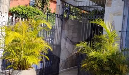 Linda Casa em avenida super aconchegante de Moema, com 202 m² de área construída.