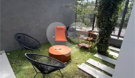 Casa de condomínio com finíssimo acabamento e bem localizado