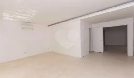 Casa Residencial em MOEMA 4 dormitórios e 4 vagas