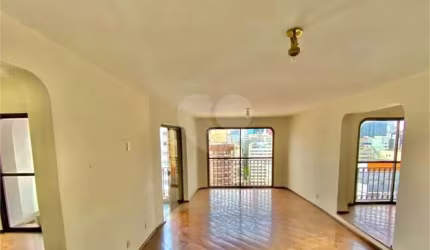 Apt em andar alto para deixar do seu jeito nos Jardins