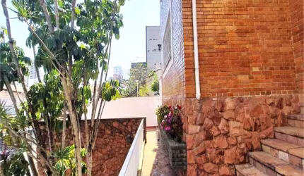 Sobrado à venda, em Perdizes. 3 dormitórios, 2 vagas, 450m² de terreno.