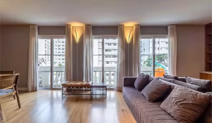 Apartamento com reforma impecável em rua tranquila no Itaim
