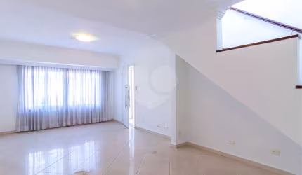 Sobrado charmoso de 113m2, living 2 ambientes, 2 suítes, 2 vagas, no Brooklin.