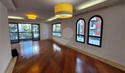 Apartamento a venda em Moema, fora de rota com 3 vagas.