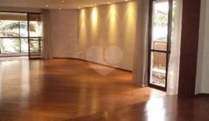 RUA PEQUENA E MUITO CHARMOSA. APARTAMENTO LUXUOSO PARA LOCAÇÃO OU VENDA.