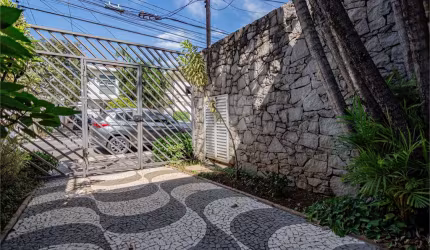 Excelente Casa no Planalto Paulista, assinado pelo arquiteto Mauricio Kogan. Com Piscina. Imperdível