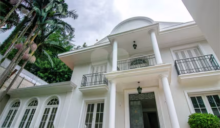 Residência no Jardim América, a 3 quadras do Club Paulistano, com 4 suítes e oito vagas, piscina