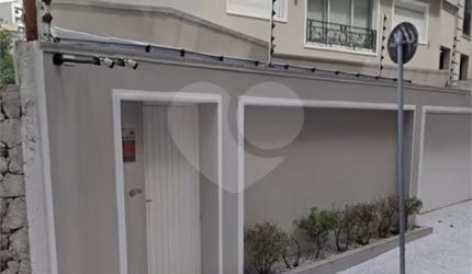Sobrado na Vila Mariana – 485m² | 3 Suítes | Piscina | 7 Vagas de Garagem
