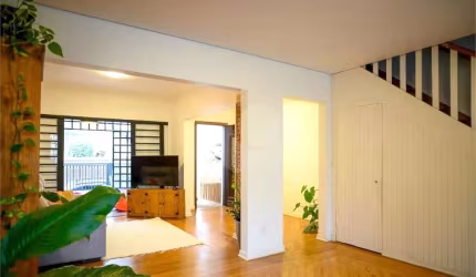 Sobrado com 4 quartos sendo 2 suítes, sala ampla com cozinha integrada, área de lazer e jardim
