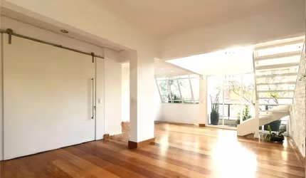 Apartamento reformadíssimo no Itaim, com 2 suítes, 2 vagas, 200m2