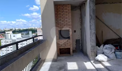 Cobertura Duplex  em Moema, 3 quartos sendo 3 suítes, 3 vagas, 3 salas.,  Precisa de reforma total.